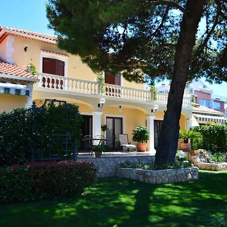 For A And Cosy A2 Apartment Zadar